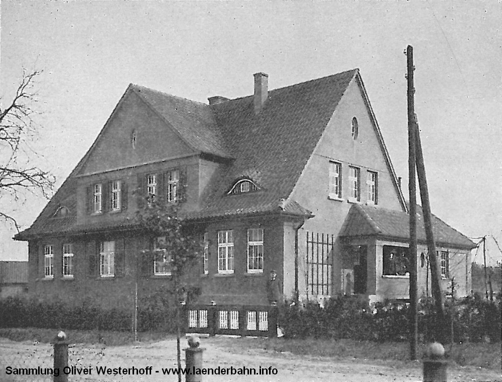 http://www.laenderbahn.info/hifo/zugrossherzogszeiten/hude/doppelwohnhaus_beamte_hude_um1915.jpg