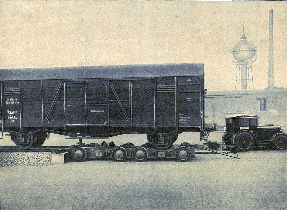 Überladen des größten gedeckten Güterwagens der Deutschen Reichsbahn (7 m Achsstand) von der Überladerampe auf das Straßenfahrzeug