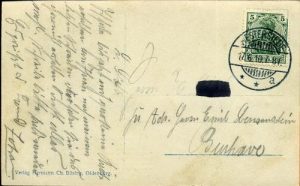 Der schwarze Fleck bei der Adresse ist Tinte, die mir aber alt erscheint. Warum dieser kleine Teil geschwärzt ist, lässt sich nicht sagen. Leider ist der darunter liegende Text (Name?) nicht eindeutig zu entziffern.