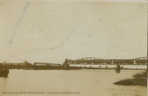 Vom Ufer aus ist schön der geöffnete Drehteil der Brücke zu erkennen