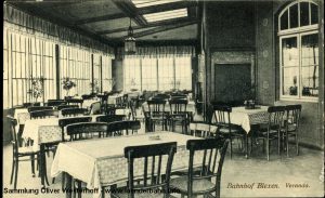 An der Endstation in Blexen hat das von der Bevölkerung „Weserschlösschen“ genannte Empfangsgebäude eine „Veranda“ als Warteraum.