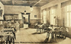 Bahnhof Cloppenburg. Die nichtdatierte Karte (Pressebild des Stadtmuseums Oldenburg anlässlich der Ausstellung “Höchste Eisenbahn“) zeigt den dortigen Wartesaal.