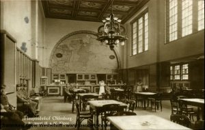 Der Wartesaal der dritten und vierten Klasse ist schon deutlich einfacher gehalten. Beachtenswert die Karte des Herzogtums mit den Eisenbahnlinien. Die Karte ist 1917 gelaufen.