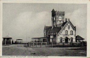 In den frühen 1920er Jahren dürfte diese Aufnahme des Bahnhofs Blexen entstanden sein. Im Hintergrund ist der Fähranleger zu erkennen.