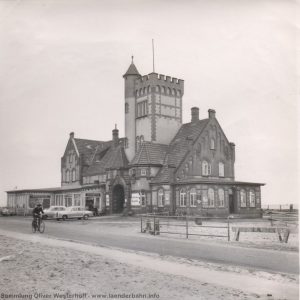 Dieses Foto, welches wohl um 1960 entstanden ist, zeigt das "Weserschlösschen", wie der Bahnhof Blexen gerne genannt wurde.