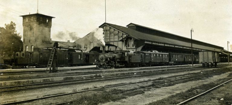 Bilder von der Gleisseite sind äußerst selten, dieses um 1913 entstandene zeigt vor der Bahnsteighalle die oldenburgische P 4.1 Nr. 140 "RABE" und eine unbekannte T 2.