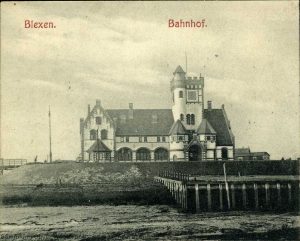 Der Bahnhof Blexen von der Weser aus gesehen. Die Ansichtskarte dürfte um 1910 herum entstanden sein.