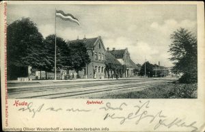 Eine Ansicht des Bahnhofs, die Karte ist 1906 gelaufen. Rechts geht es nach Bremen, links nach Oldenburg. Hinter dem Bahnhofsgebäude befinden sich die Gleisanlagen der Strecke nach Nordenham, Hude war seit 1873 Inselbahnhof.