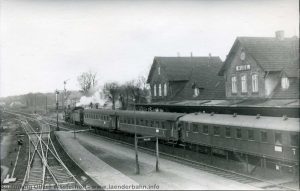 Ein Bild der Bundesbahndirektion Münster vom 6.12.1954. 38 2430 verlässt den Bahnhof Hude mit E 971 nach Oldenburg.