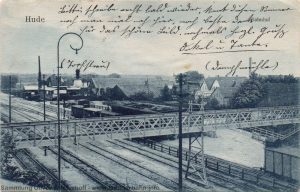 Eine Sicht über die Fußgängerbrücke in Richtung des östlichen Gleisfeldes der Oldenburg - Bremer Strecke. Die Karte ist vermutlich um 1915 entstanden.