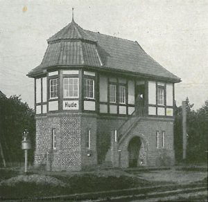 In der Festschrift zum 50 jährigen Bestehen der G.O.E. von 1917 ist das Stellwerk am Bahnübergang Georgstraße. Das Stellwerk wurde ca. 1980 abgerissen.