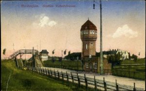 Die Station Kabelstraße und der große Wasserturm von Nordenham um 1910.