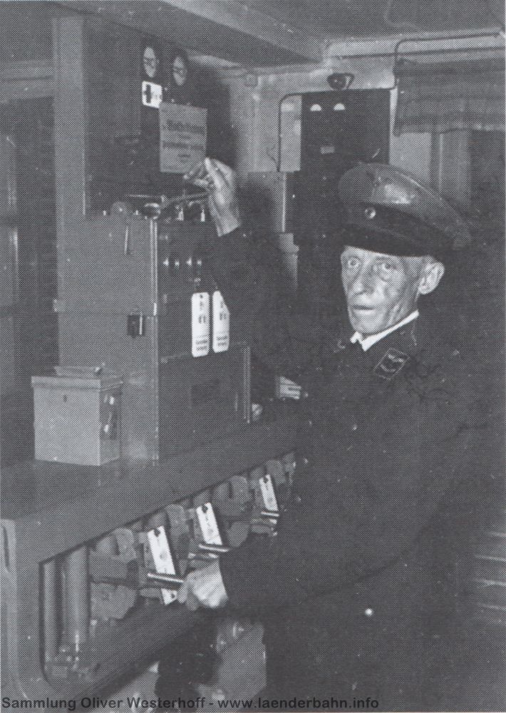 Mein Großvater Bernhard Westerhoff am Block zum Einstellen der Fahrstraßen