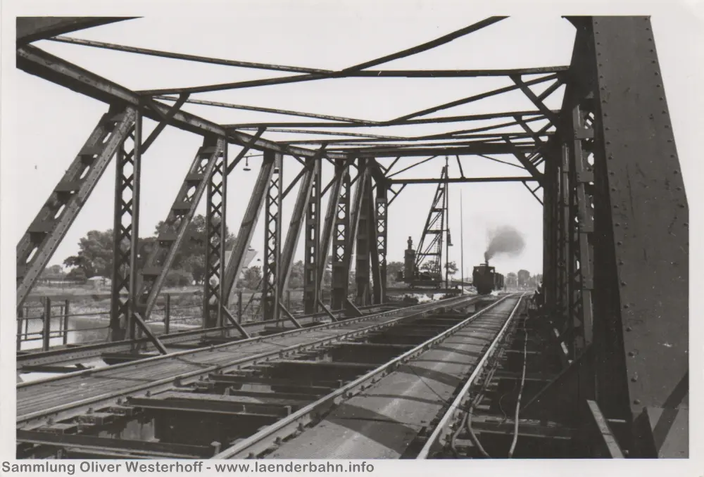 Die notdürftig instand gesetzte Drehbrücke Ende der 1940er Jahre, Blick in Richtung Bremen